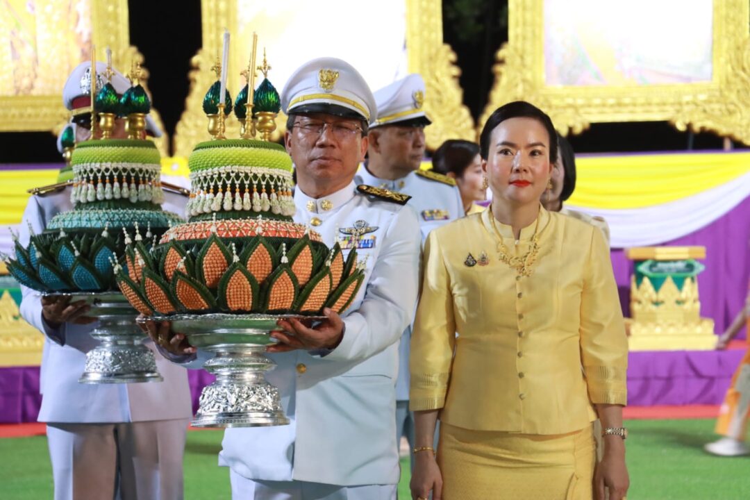 ดร.ชูพงศ์ คำจวง  นายกองค์การบริหารส่วนจังหวัดสกลนคร อัญเชิญกระทงพระราชทาน ในพิธีลอยพระประทีปพระราชทาน 12 เพ็งไทสกล ประจำปี 2567